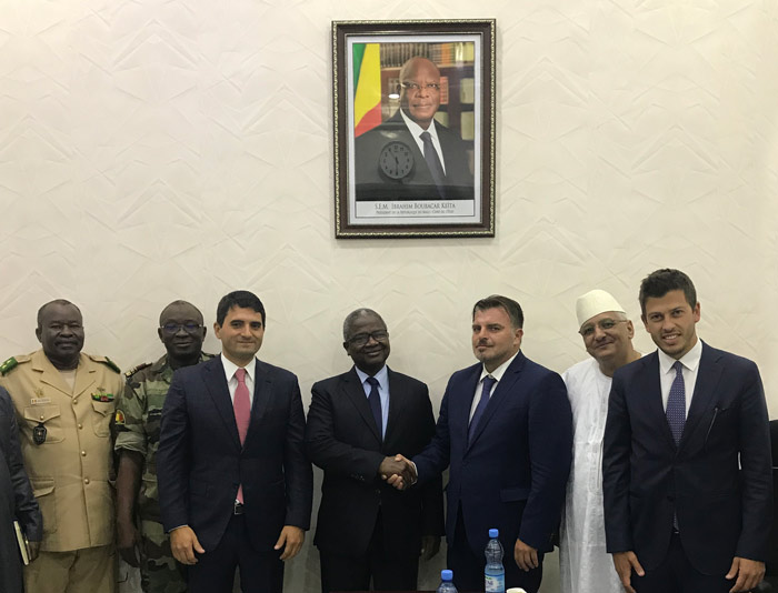 Bamako, Mali, momento della firma del Contratto Quadro, Ministro della Difesa Tiènan Coulibaly con delegazione RI Group, AD Lorenzo Tafuro, Ing. Ferdinando Caputo, Ing. Alessio Saracino.