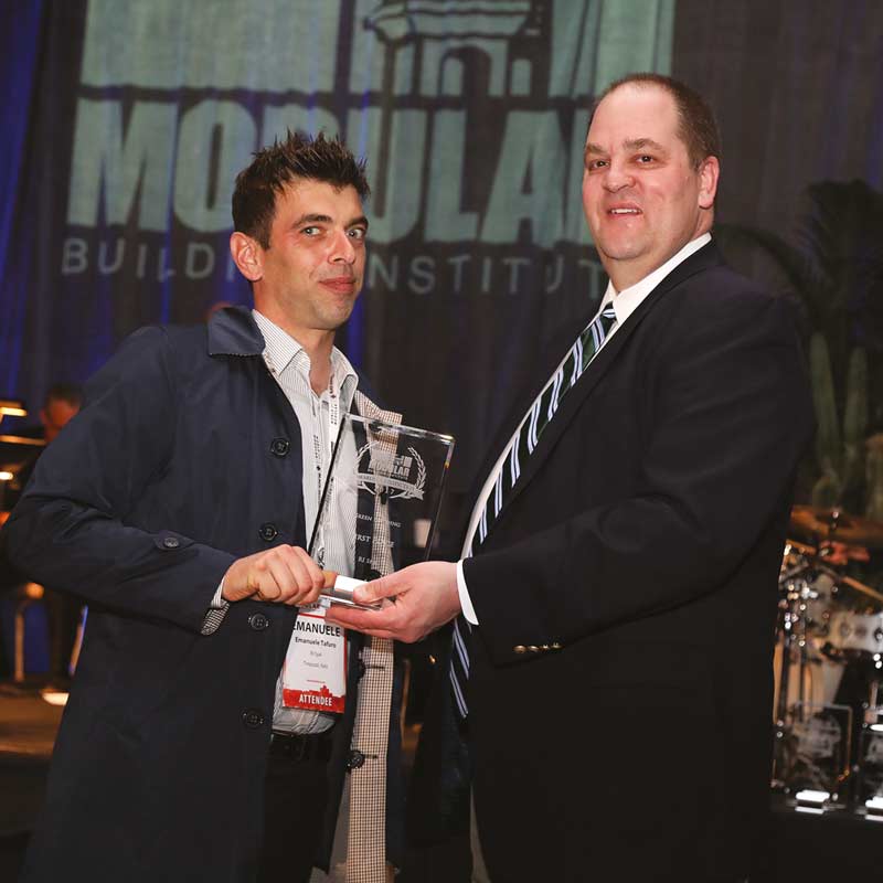 Tucson, USA, Emmanuele Tafuro riceve il Primo Premio dal Presidente del Modular Building Institute.